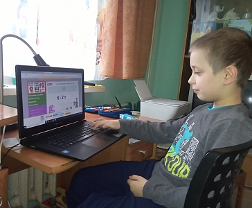 Jeden z uczniów klasy II a,  bardzo pilnie i z zaangażowaniem uczestniczy w lekcjach online prowadzonych dzięki komunikatorowi internetowemu Messenger