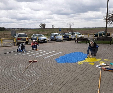 Plac zabaw przed szkołą